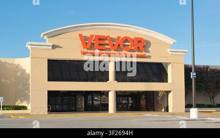 Houston, Texas USA 05-31-2026: Geschäftsfassade und Parkplatz der Firma Vevor. Stockfoto