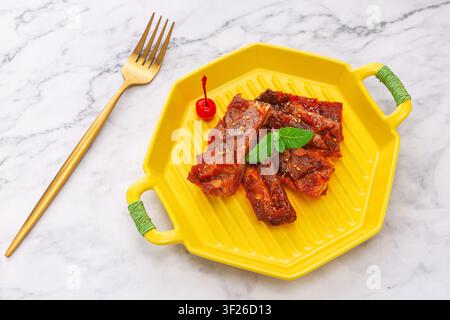 Süße und herzhafte Honig-Barbecue-Schweinerippchen, gerösteter Char-Siu-Stil Schweinefleisch mit Knochen Stockfoto