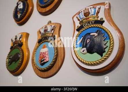 Identifikationsschilder von verschiedenen Marinekriegsschiffen, einschließlich eines Stiers für die Oxley. Am ANZAC-Kriegsdenkmal in Sydney, NSW, Australien. Stockfoto