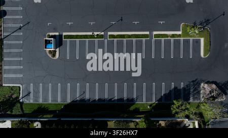 Luftaufnahme von oben eines leeren Parkplatzes. Stockfoto