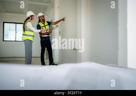 Bauleiter berät das Layout der Palette für die Innenraumgestaltung mit dem Bauingenieur, Auswahl der Farbtöne für das Wohnhaus und die Veredelung, Stockfoto