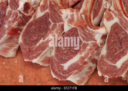 Frische Fleischstücke in einem Markt zur Schau gestellt Stockfoto