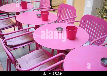 Bunte Tische und Stühle in einer Café-Atmosphäre Stockfoto