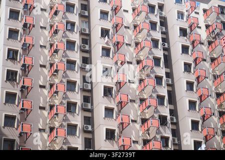 Singapur China Town 10. Juni 2026. Hochhaus mit vielen Balkonen in städtischem Gebiet Stockfoto