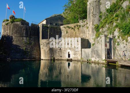 Kotor, Montenegro - 04.29.2025: alte Steinmauer der Festung Kotor in der Bucht von Kotor. Stockfoto