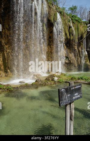 spektakuläre Wasserfälle und Seen des Nationalparks Plitvicer Seen in Kroatien Stockfoto