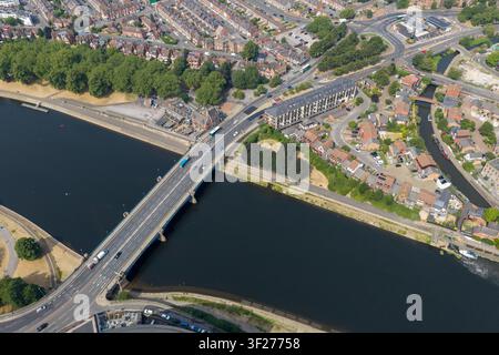 Luftbild der Trent Bridge, die den Fluss Trent in Nottingham, England, überquert und die historische Straßenbrücke über den Fluss mit der umliegenden Parklandschaft zeigt Stockfoto