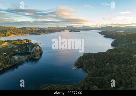 Luftaufnahme des Lake Rotomahana im Bezirk Rotorua Lakes in Neuseeland bei Sonnenuntergang Stockfoto