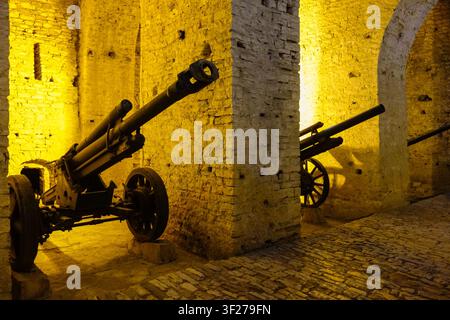 alte Artillerie zur Schau gestellt in den Tunneln der Burg von Gjirokaster in Albanien. Stockfoto
