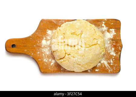 Hausgemachter Teig auf einem Schneidebrett. Teig auf weißem Hintergrund. Frischer Teig zum Backen von Brot. Stockfoto
