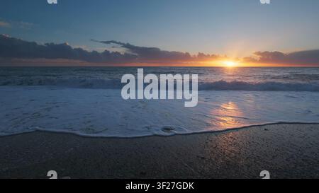 Sonnenuntergang über dem Meer mit lebhaften Farben Stockfoto