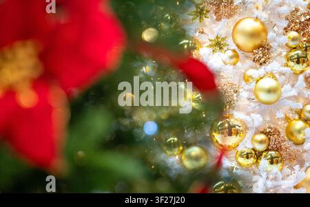 Farbenfroher Hintergrund für Weihnachten und die Feiertagssaison mit Kugeln und Ornamenten in roten, grünen und goldenen Farben. Stockfoto