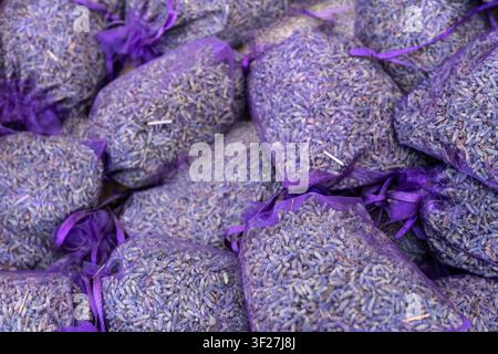Trockene Lavendelfloren in vielen Beuteln, Lavandula-Parfümknospen, Blütenblätter, Duft-Fliederblüten, violettes Gewürzsäckchen-Texturhintergrund, getrocknete violette Blüte Stockfoto