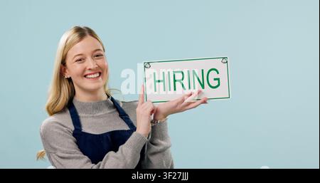 Portrait, Frau und Einstellungsschild für Café im Studio, Einstellungsanzeige und Raum. Fröhliche Barista, Poster oder Tafel mit Onboarding-Informationen Stockfoto