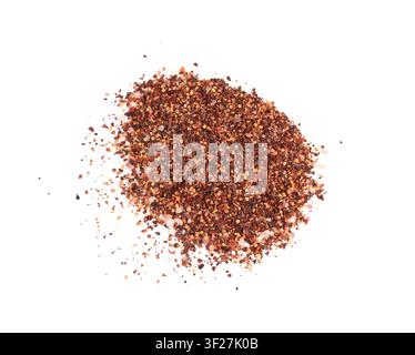 Chili- und Salzgewürrstapel isoliert, rotes Chilischoten-Gewürzpulver, trockene zerkleinerte scharfe Pfefferflocken mit Samen auf weißem Hintergrund Stockfoto