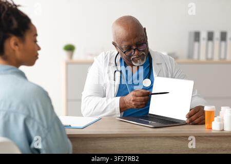 Senior afrikanisch-amerikanischer Arzt berät junge Patientin in der Klinik, Gesundheitskonzept Stockfoto