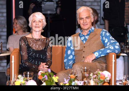 Sigrid Klausmann mit Ehemann Walter Sittler bei der Aufnahme der RB-Talkshow '3nach9' im Radio-Bremen-Studio. Bremen, 19. Juni 2026 Stockfoto
