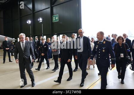 17. Juli 2026, Nordrhein-Westfalen, Nörvenich: Kanzler Friedrich Merz (CDU) und Emmanuel Macron, Präsident von Frankreich (beide Mitte), betreten einen Hangar. Kanzler Friedrich Merz (CDU) und der französische Präsident Emmanuel Macron leiten die Sitzung des franco-deutschen Verteidigungs- und Sicherheitsrats auf dem Flugplatz Nörvenich. Foto: Rolf Vennenbernd/dpa Stockfoto
