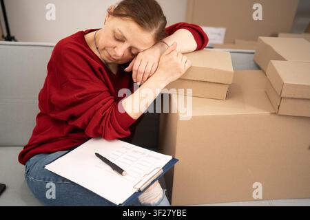 Frau schläft Arbeiten zu Hause, Start-up für Online-Geschäft. KMU-Unternehmerkonzept. Stockfoto