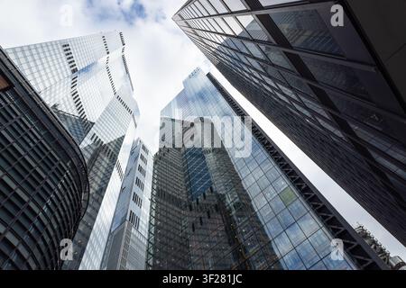 Flacher Blick auf die modernen Wolkenkratzer im Geschäftsviertel Stockfoto