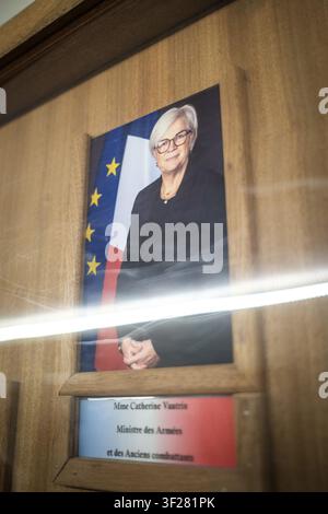 Nahaufnahme im Inneren eines gerahmten offiziellen Porträts des französischen Ministers für die Streitkräfte und Veteranen mit französischen und europäischen Flaggen an Bord der Fr Stockfoto