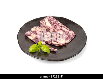 Windsor Red Cheese, Wine Derby Marble Cheese, Marmorierter Cheddar gereift in Wein auf schwarzem Teller isoliert auf weißem Hintergrund Stockfoto