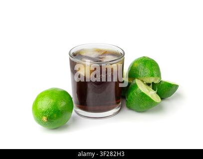 Cola-Whisky-Cocktail, Cuba Libre mit Rum, Cola und Limette, Auspressen einer halben grünen Zitrone auf weißem Hintergrund, Burnout-Symbol, Herstellung von Eiskühlalkohol Stockfoto