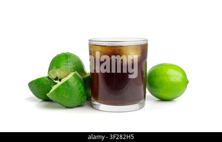 Cola-Whisky-Cocktail, Cuba Libre mit Rum, Cola und Limette, Auspressen einer halben grünen Zitrone auf weißem Hintergrund, Burnout-Symbol, Herstellung von Eiskühlalkohol Stockfoto