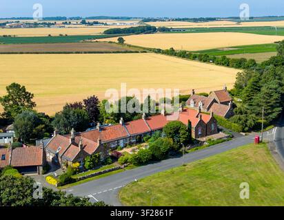 Luftaufnahme einer Häuserzeile im Dorf Drem in East Lothian, Schottland, UK Stockfoto