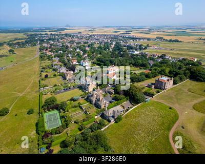 Luftaufnahme von großen Häusern an der exklusiven, exklusiven Hill Road im Dorf Gullane in East Lothian, Schottland, UK Stockfoto