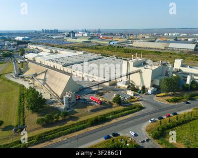 Luftbild der Knauf UK Industrieanlage mit großen Fabrikgebäuden, Förderanlagen und Silos, gelegen in Immingham, England, Vereinigtes Königreich Stockfoto