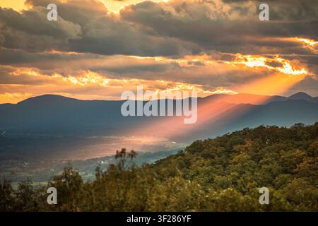 Baumbedeckte Hügel der Blue Ridge Mountains in North Carolina USA Stockfoto