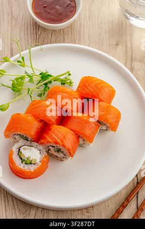 Philadelphia Sushi-Rolle mit Lachs auf einem weißen Teller Stockfoto