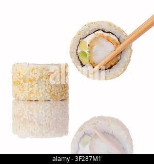 Essstäbchen halten eine Tempura-Garnelen-Sushi-Rolle Stockfoto