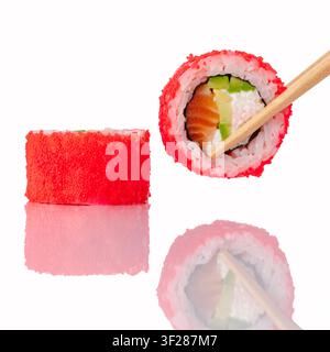Essstäbchen halten eine Lachs-Avocado-Sushi-Rolle Stockfoto