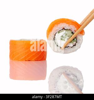 Essstäbchen halten eine Lachs- und Frischkäserolle Stockfoto