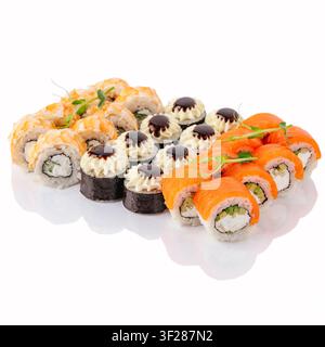 Sortiment an frischen Sushi-Rollen mit Lachs und Garnelen Stockfoto