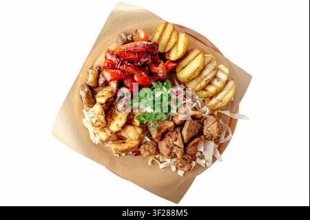 Verschiedene gegrillte Fleisch- und Gemüsesorten auf einem Teller Stockfoto