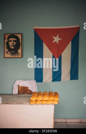 Typisches kubanisches Büro mit einer Flagge und einem Poster von Fidel Stockfoto