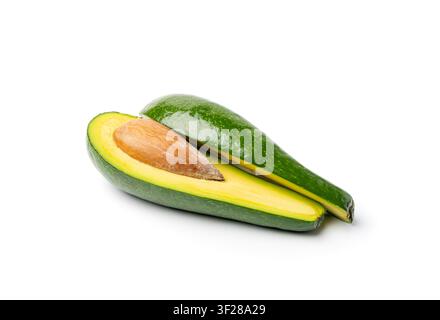 Avocado isoliert, ganze Avokado, grüne Avocadoscheibe, frische Alligatormöhre, Guacamole-Zutat, lange Avocado-Frucht auf weißem Hintergrund Stockfoto
