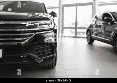 Moderner schwarzer SUV auf einer Automeile ausgestellt, Luxuskonzept Stockfoto