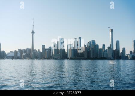 Toronto, Kanada - 4. Juni 2026: Torontos Skyline mit CN Tower und Uferblick bei Sonnenuntergang Stockfoto