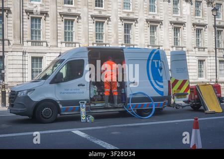 London, UK. 17. Juli 2026. Ein Thames Water-Fahrzeug in Whitehall gegenüber der Downing Street Stockfoto
