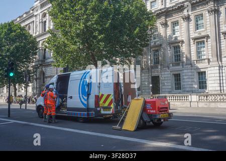 London, UK. 17. Juli 2026. Ein Thames Water-Fahrzeug in Whitehall gegenüber der Downing Street Stockfoto