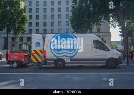 London, UK. 17. Juli 2026. Ein Thames Water-Fahrzeug in Whitehall gegenüber der Downing Street Stockfoto