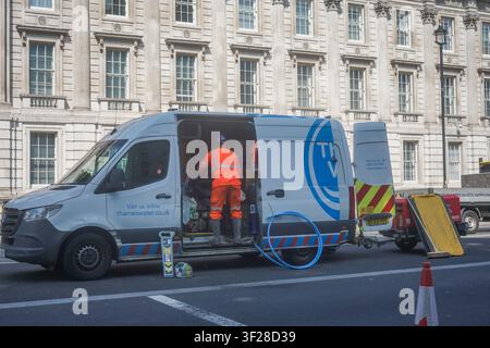 London, UK. 17. Juli 2026. Ein Thames Water-Fahrzeug in Whitehall gegenüber der Downing Street Stockfoto