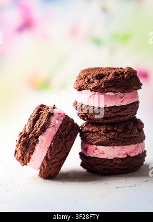 Hausgemachte Eiskekse, Sandwiches mit Himbeeren und Schokolade Stockfoto