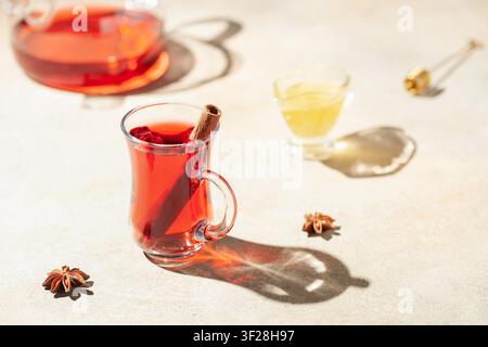 Rote Teekarjade in Gläsern mit Armudu, Honig und Gewürzen. Hartes Sonnenlicht Stockfoto