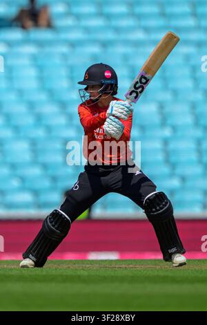 London, UK. 17. Juli 2026. LONDON, ENGLAND 17. JULI – Charli Knott von The Blaze während des Women’s Vitality Blast Finals Day-Spiels zwischen Surrey und The Blaze im Kia Oval am 17. Juli 2026 in London, England. (Foto von Keeran Marquis/Sports Press Photo) Credit: SPP Sport Press Photo. /Alamy Live News Stockfoto