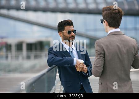 Geschäftsleute vernetzen sich während eines Outdoor-Korpus-Meetings Stockfoto